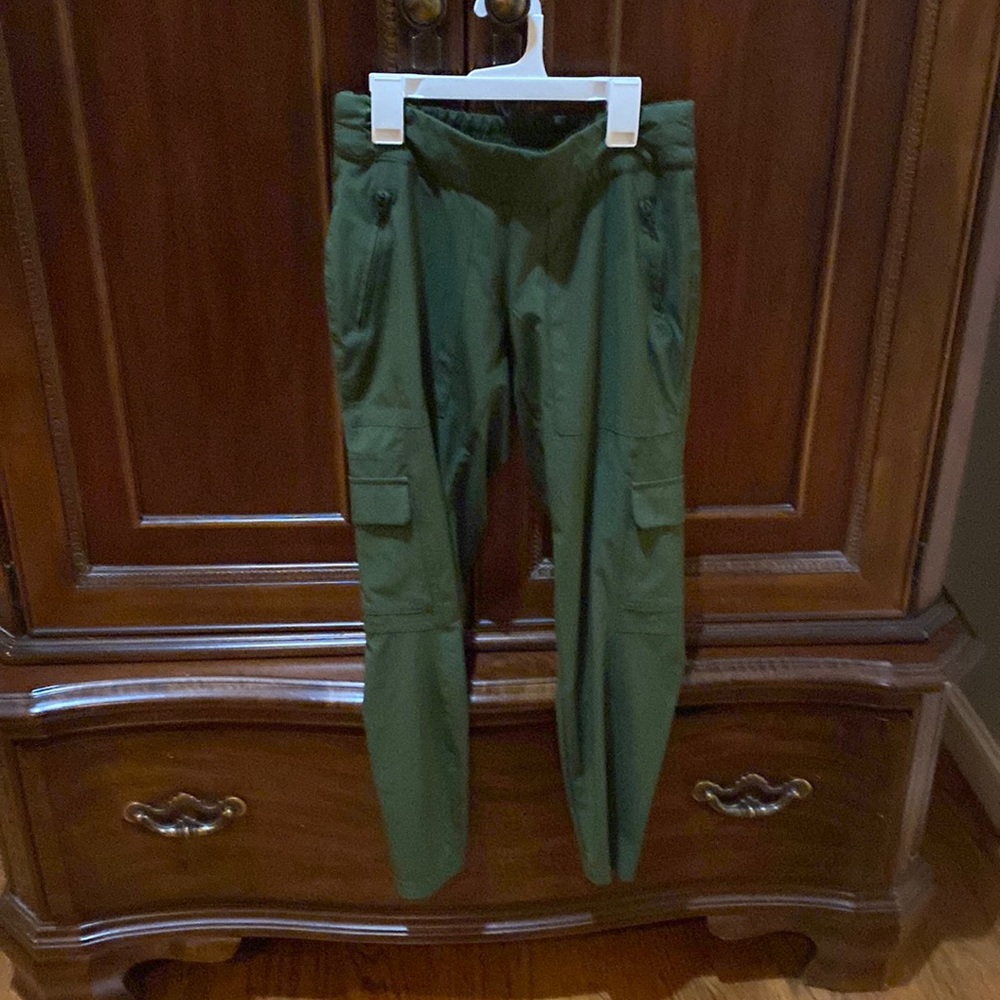 Hardly worn Army green cargo cropped pants
